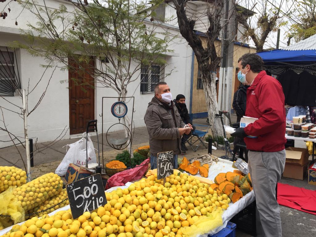 Lee más sobre el artículo Ministerio de Agricultura y AFIPA realizan donación de mascarillas a Ferias Libres