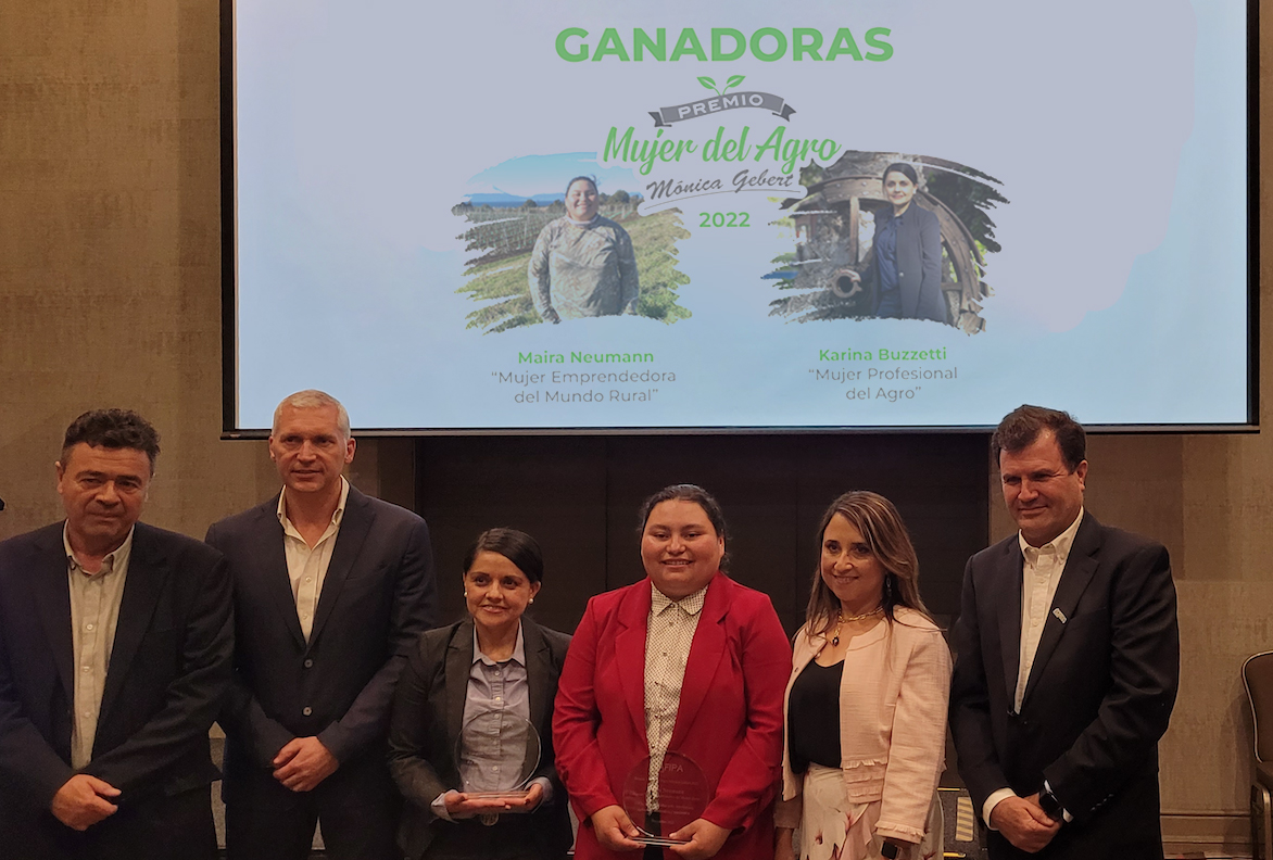 Lee más sobre el artículo Maira Neumann y Karina Buzzetti fueron galardonadas con el «Premio Mujer del Agro Mónica Gebert 2022» organizado por AFIPA